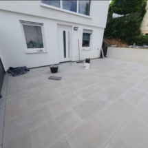 Terrassenfliesen legen