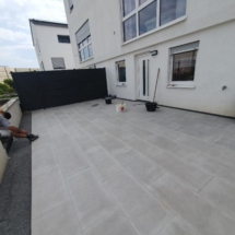 Terrassenfliesen legen